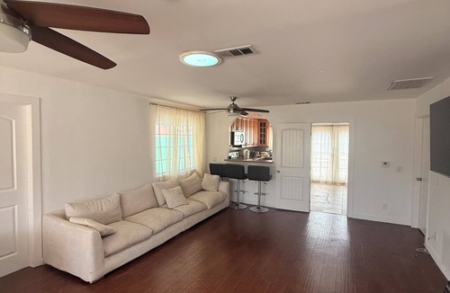 Winnetka House | Spacious 3 Bedrooms Los Angeles Home ♥ Queen Beds ♥ AC ♥ Washer/Dryer