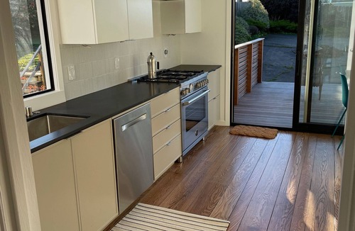 Parkside House | Spacious 3br home with yard, deck & sunset views ·