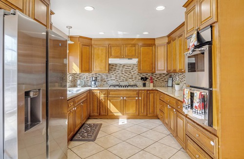 Tarzana House | Spacious 4-bedroom house in tranquil Los Angeles with AC