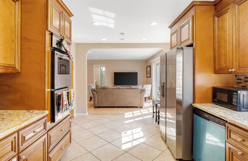 Tarzana House | Spacious 4-bedroom house in tranquil Los Angeles with AC