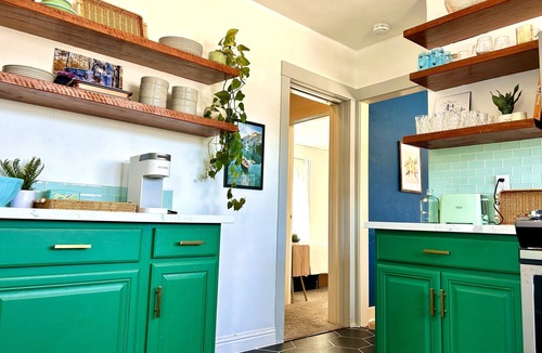 Upper Telegraph House | Spacious 4Bd-3Ba Temescal Home near UC-Berkeley with Firepit & Outdoor Dining