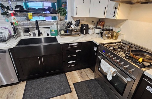 Valley Glen Cabin | Spacious 6-bedroom Dorm Room lodge with AC in charming Los Angeles