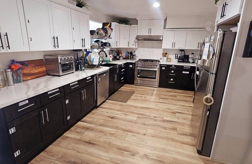 Valley Glen Cabin | Spacious 6-bedroom Dorm Room lodge with AC in charming Los Angeles