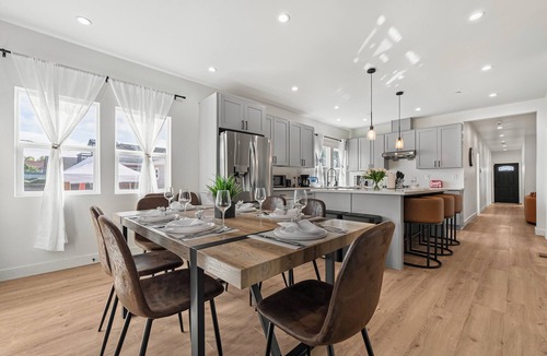 Hayward Apartment | Spacious 8BR Home with AC & Parking