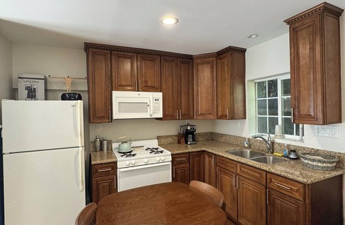 Granada Hills South Apartment | Spacious, Comfy and Charming Studio in Granada Hills, LA