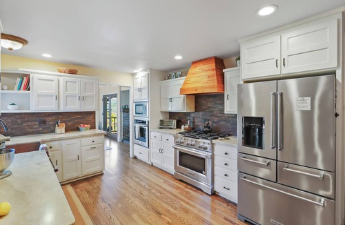 Redding House | Spacious Farmhouse/hot tub/game room/Mt. views/fire pit/fishing ponds