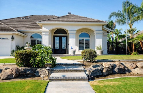Rosedale House | Spacious Home in Beautiful NW Bakersfield with Pool Table