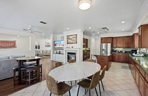 Peters House | Spacious home with pool, sleeps up to 15 Guest