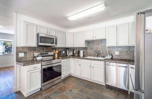 West University House | Spacious Pet-Friendly Retreat 4BR, Grill, 5 Beds