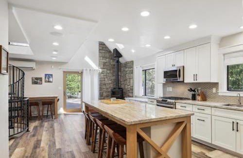 Groveland House | Spacious Pine Mountain Lake Cabin Rental w/Decks