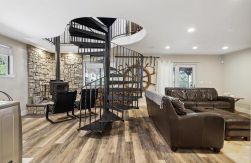 Groveland House | Spacious Pine Mountain Lake Cabin Rental w/Decks