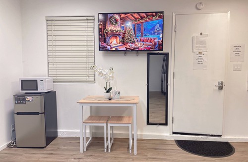 Midway City Apartment | Spacious Studio Near Disneyland & LittleSaigon