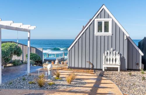 Fort Bragg House | Spectacular Oceanfront Studio with Hot Tub & Loft