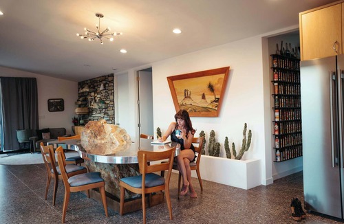 Yucca Valley House | Stargaze Escape Futuristic Flying Car Bed|Cactus Garedens|Hot Tub