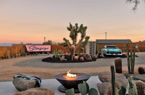 Yucca Valley House | Stargaze Escape Futuristic Flying Car Bed|Cactus Garedens|Hot Tub