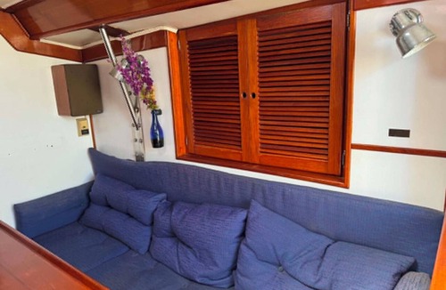 La Presa Boat Rental | Stay aboard classic 41' yacht in San Diego’s most beautiful marina setting!