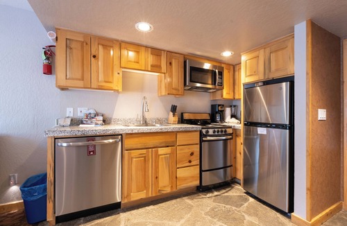 Olympic Valley Hotel | Steps from Palisades Tahoe | 3 Rooms with Fire Pit & Clubhouse Access