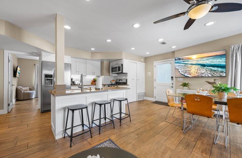 Balboa Peninsula Condo | Steps to Beach + AC + Parking + Beach Equipment