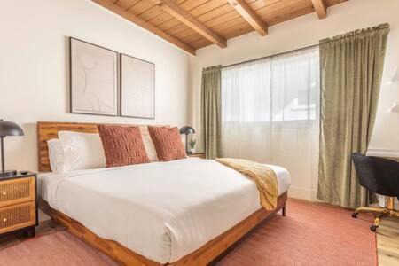 El Porto House | Steps to Beach Manhattan Beach 2 Bedroom Parking