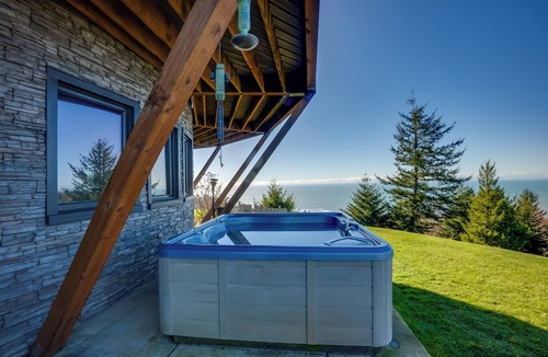 Smith River Apartment | Stunning 360 Ocean Views, Near Redwoods NP!