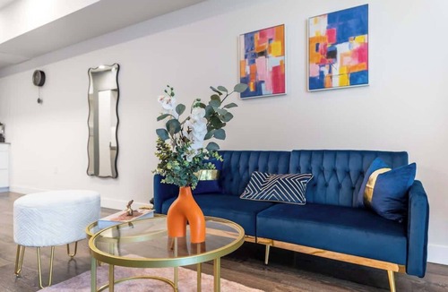 Los Angeles Bed & Breakfast | Stylish 1BD Retreat in Hollywood Pool&Free Parking