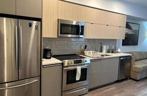 Koreatown Apartment | Stylish 2BR Boutique Apartment Prime Location with AC, Gym & WiFi