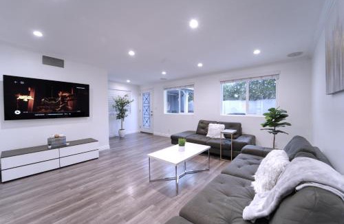 Panorama City House | Stylish 3BR, 2BA Home , Sleeps 8 - King Bed, Firepit, Near Universal, SoFi