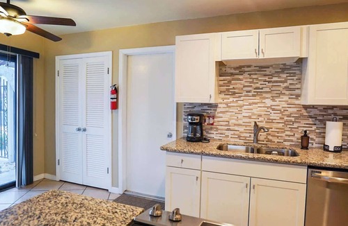 Cathedral City Condo | Stylish Condo with Golf Course Views