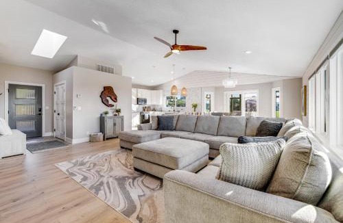 Fort Bragg House | Stylish House with Ocean Views Hot Tub Game Room