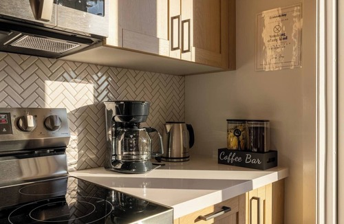 San Bernardino County Apartment | Stylish Studio Retreat｜2 Queens｜Pool, Spa & Lounge Access
