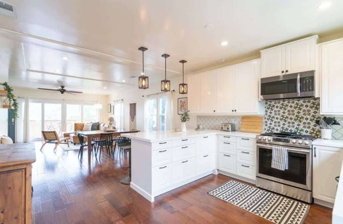 Morena House | Sunny 3BR Duplex | Mins to Mission Bay & SeaWorld!