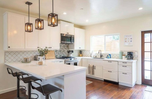 Morena House | Sunny 3BR Duplex | Mins to Mission Bay & SeaWorld!