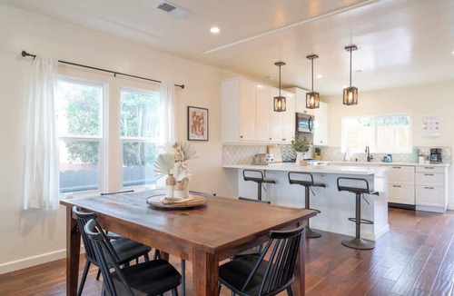 Morena House | Sunny 3BR Duplex | Mins to Mission Bay & SeaWorld!