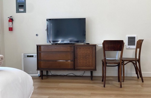 Longfellow Apartment | Sunny Studio w/kitchen walkable to BART