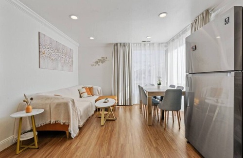 Parkside House | Sunset Haven: Corner House with lots of Light