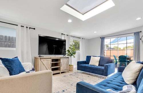 Lincoln Acres House | Super Spacious Home- 5 minute drive to beach