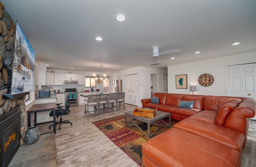 Lakeside Park House | The Azure Tahoe Cabin-Hot Tub-Pet Friendly 3 Bedrooms Walk to the Beach
