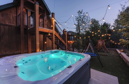 North Estates Cabin | 🐻🏰 The Big Bear Castle | Luxury 6,000 Sq Ft 6BR/7BA Hot Tub Lakeview!