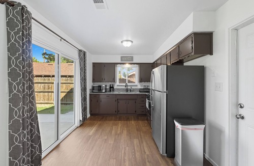 Tulare House | The Cozy Rustic Sequoia Wi-Fi & 2 Garage