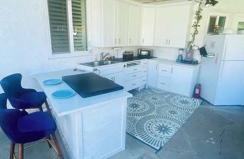 Fullerton Villa | THE KOI PONDS RETREAT 3k Sqft OUTDOORS + Kitchen, 2Bd 1 Ba Mstr Suite & Casita