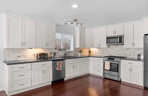Bayview House | The Nook! Charming Room in Gorgeous Home w Parking