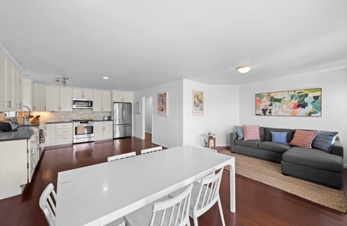 Bayview House | The Nook! Charming Room in Gorgeous Home w Parking