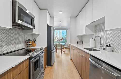 Marina del Rey Apartment | The Platinum Pearl' Marina Spirit Front Row Water View Pool, Gym