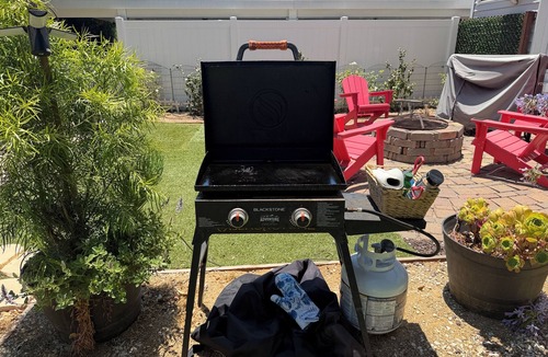 Thousand Oaks House | Tiny House Hideaway with Hot Tub and Fire Pit near CLU in Thousand Oaks