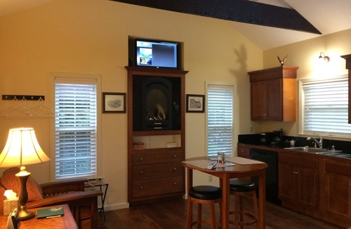 Trinidad Cottage | Tranquil Cottage with modern amenities of home, located near beaches and parks