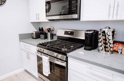 NoHo Arts District Villa | TRANQUIL NOHO GEM: 2BR TOWNHOME w/PRIVATE FENCED PATIO & CARPORT PARKING p29