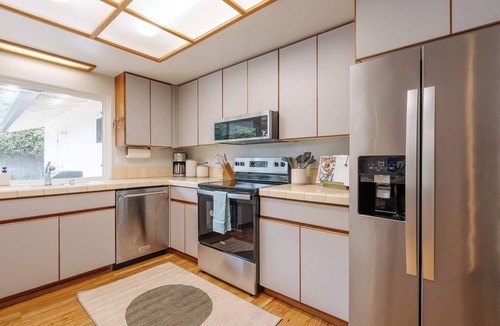 College West House | Tranquil Oasis: 4-Bedroom Retreat with Pool