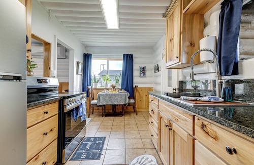 Crescent City North Cottage | Unique Dog-friendly Log Cabin: Short Walk to Ocean