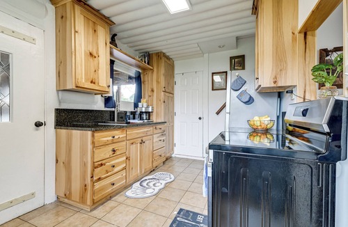 Crescent City North Cottage | Unique Dog-friendly Log Cabin: Short Walk to Ocean