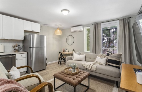 Morena House | Unique Modern Studio- Centrally located; fireworks; AC